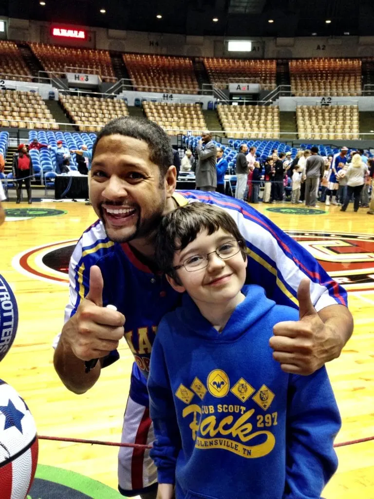 cub scouts at harlem globetrotters for summertime pack award