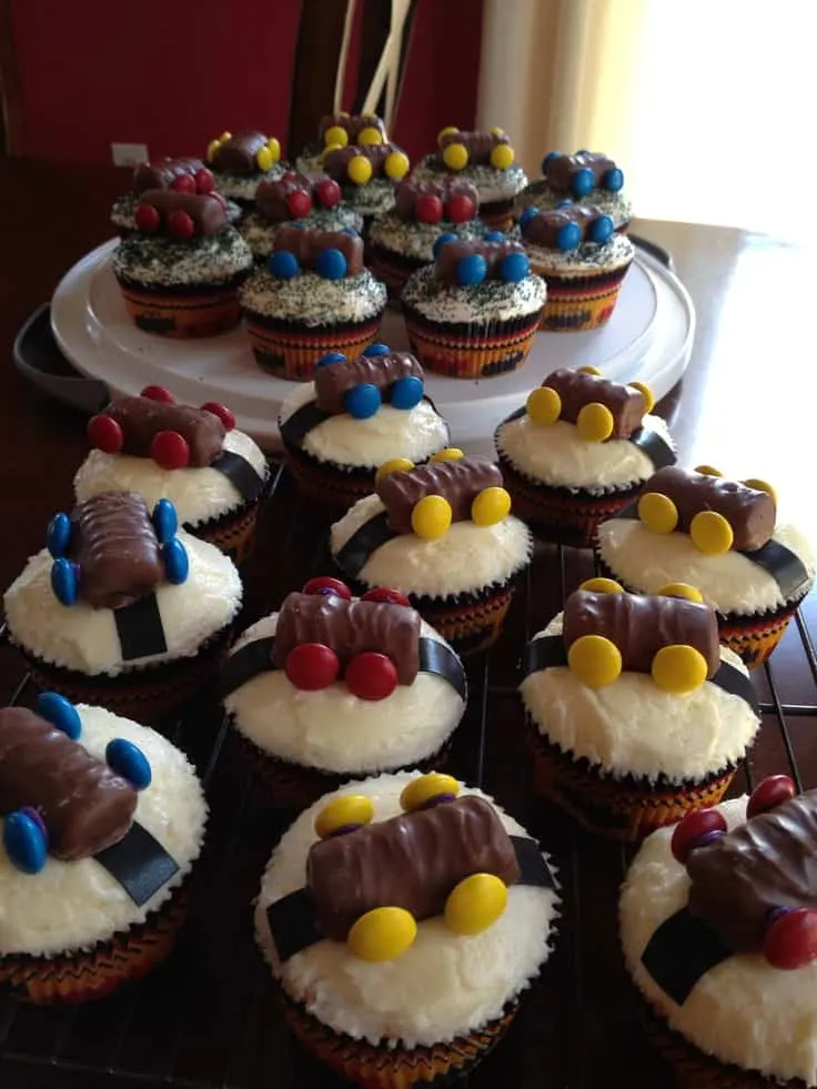 pinewood derby cupcakes with candy bars